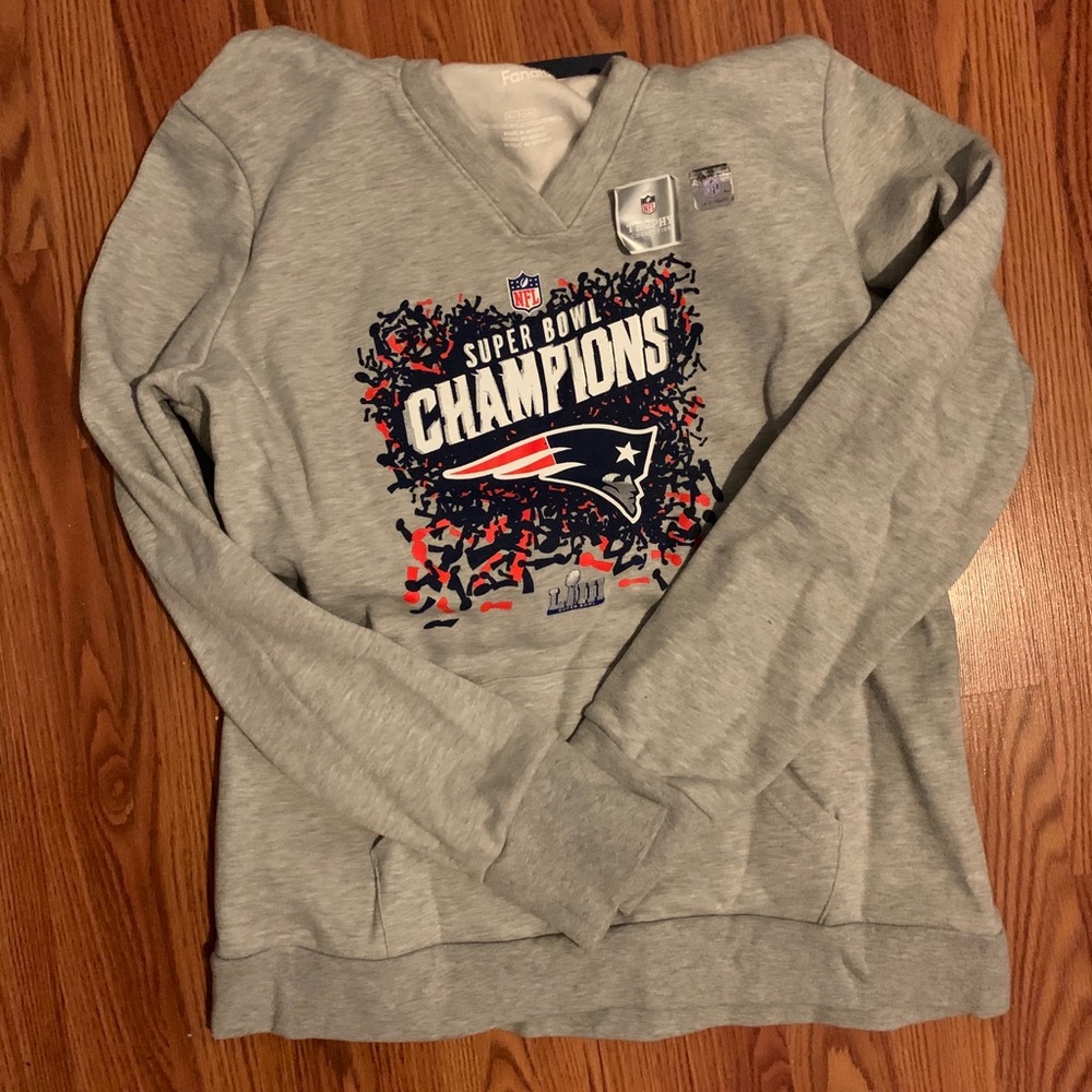 NWT Fanatics ladies size XL Patriots sweatshirt